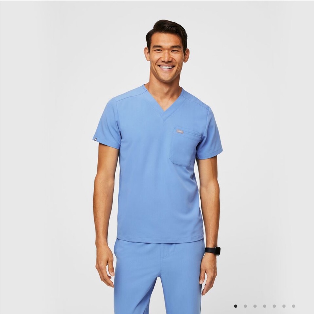 FIGS Men’s Leon Three-Pocket Scrub Top